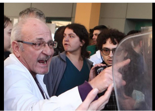 Αν έκανες αυτό σε δικό μας αστυνομικό θα σου έβαζε το δάχτυλο where the sun never shine και θα έψαχνες δουλειά λαντζέρη στα Macca's 
cc <a href="/PGPapanikolaou/">P.G. Papanikolaou</a>