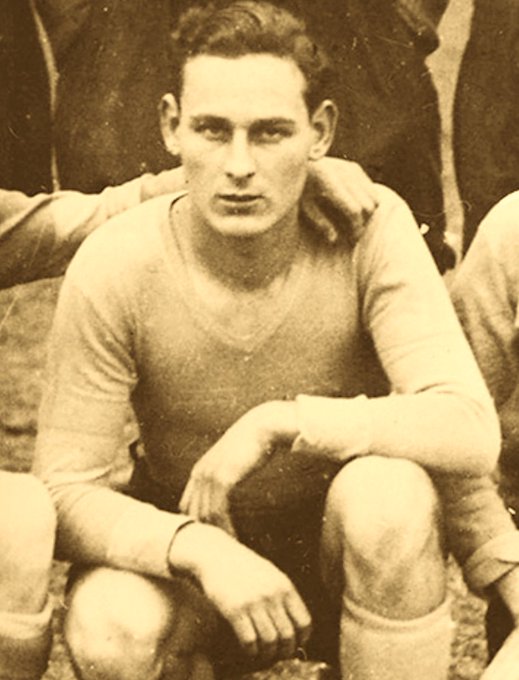 Un grand espoir du foot. Qui joue au Red Star. Mais en 1943, il rallie une autre équipe, le groupe Manouchian, pour châtier l'ennemi. Et c'est avec lui qu'il est fusillé le 21 fév. 1944. Dernier mot à son frère : "Prenez tous une cuite en pensant à moi". Rino Della Negra. 20 ans.