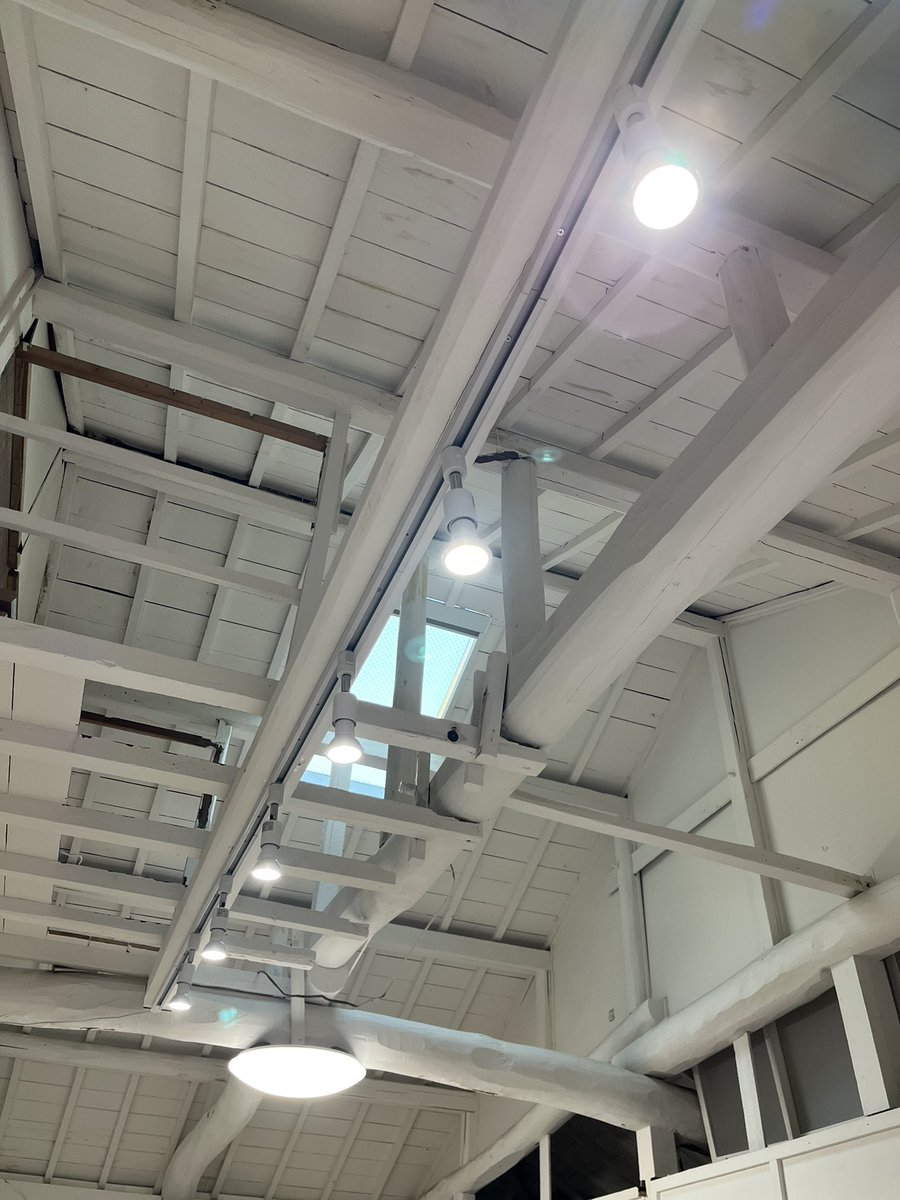 【ライトを増やしました💡】

ルームA天井にライティングレールを新設しました✨
さらにスポットライトは、manimanium様（<a href="/manimanium/">manimanium</a> ）よりご購入・ご寄付いただきました。

写真展などのイベント・パーティーの際などに更に明るくご利用いただけるようになりました！