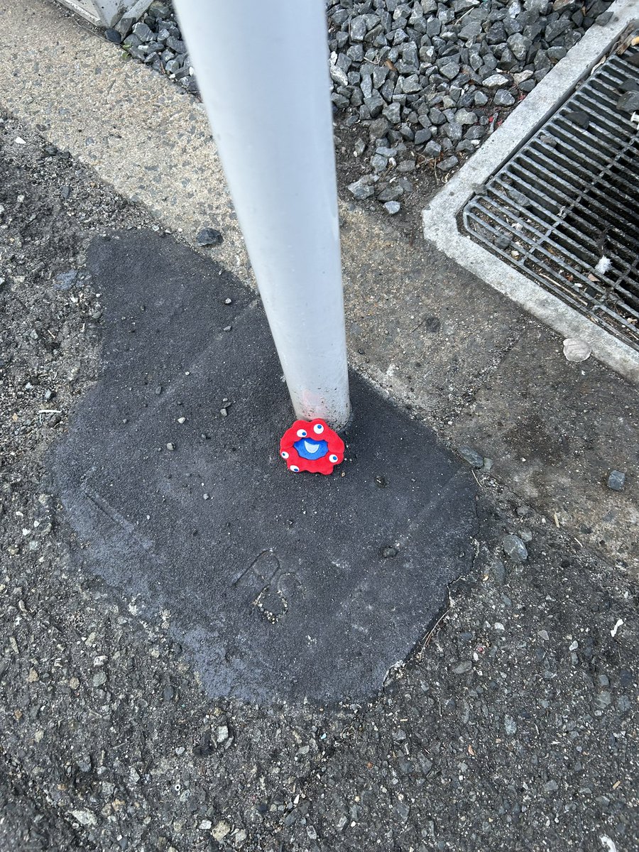 Arche8bell's tweet photo. 大阪の天満駅付近にミャクミャクを落とされた方いませんか…！電柱に立てかけてます…！ https://t.co/wkgQTzAtlX