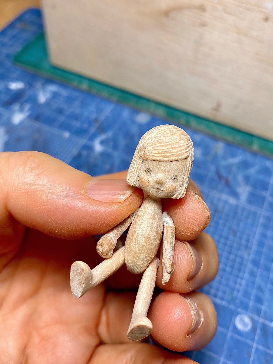 KiokuDrop's tweet photo. ひさびさにチビちゃんを制作中。

ちいさな おてても
足も、装着完了〜

さてと、、
この子には
ふんわりパンツを履かせたいのだ！ https://t.co/N2DKMOovmw