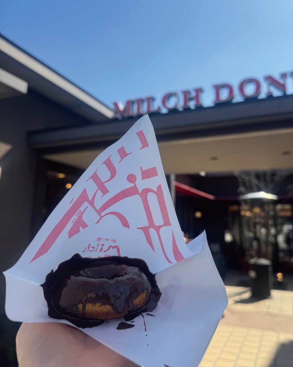 MilchYufuin's tweet photo. ドーナツ店では焼き立てクラッフェン以外にチョコドーナツの焼き立ても提供しております🍫
チョコがパリッとした常温と、とろッとした焼き立てどちらも楽しめます🌟
#chocolatedonut #yufuinmilch #由布院ミルヒ #yufuin #湯布院 #ミルヒ #湯布院産牛乳 #チョコドーナツ #chocolate https://t.co/UphrONpTdf