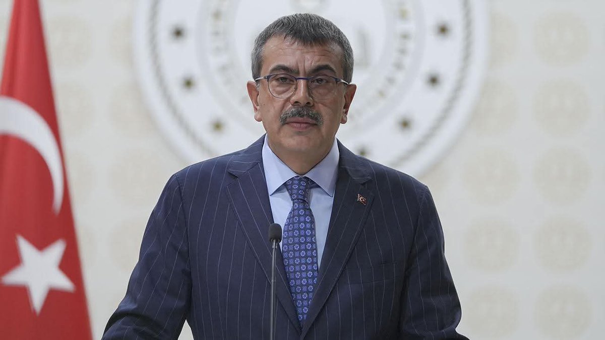 Serap Belovacıklı: 

“Yusuf Tekin’den farklı bir şey beklenmez. Kendi ağzıyla ‘karma eğitime karşıyım’ diyen bir isim.

Beğenseniz de beğenmeseniz de Türkiye Cumhuriyeti Devleti laiktir, laik kalacak.

O bataklığa çekemeyeceksiniz bu milleti.”

<a href="/BelovacSerap/">Serap Belovacıklı</a>