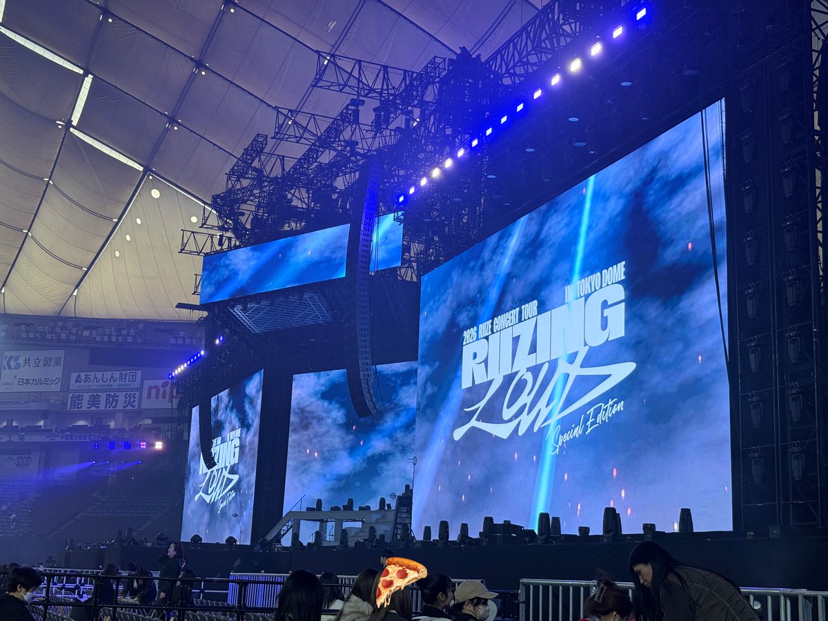 คือหาที่นั่งไม่เจอ ให้สต๊าฟพามา (ถามไป 3 คน ไม่มีใครพูดอังกฤษได้เลย) สรุป อยู่กราวด์ข้างล่างริมขอบขวาสุด A16 ช็อคมากไม่เหมือนที่ดูในผังมาเอง(ดูแบบงงๆ)

#RIIZINGLOUD_IN_JAPAN_TOKYODOME