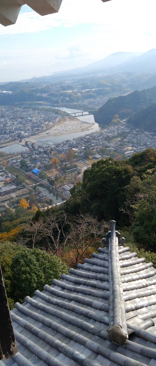 lucakisaragi's tweet photo. #岩国城
お天気微妙ながら🍁の季節で賑わってた
ロープウェイも楽しいしコンパクトでさくっと周れてよいです
お城から錦帯橋見えるの凄い🏯 https://t.co/LOjIt1RsLo