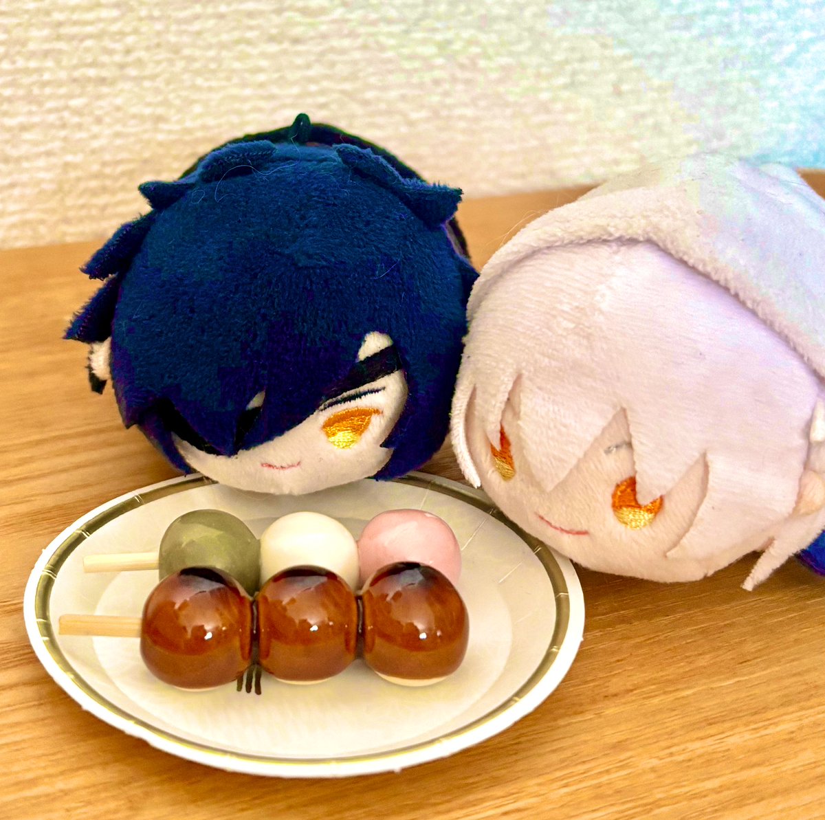 かわいいお団子🍡をゲットしたので春の気配をもちみつただくんともちつるさんに感じてもらった🌸