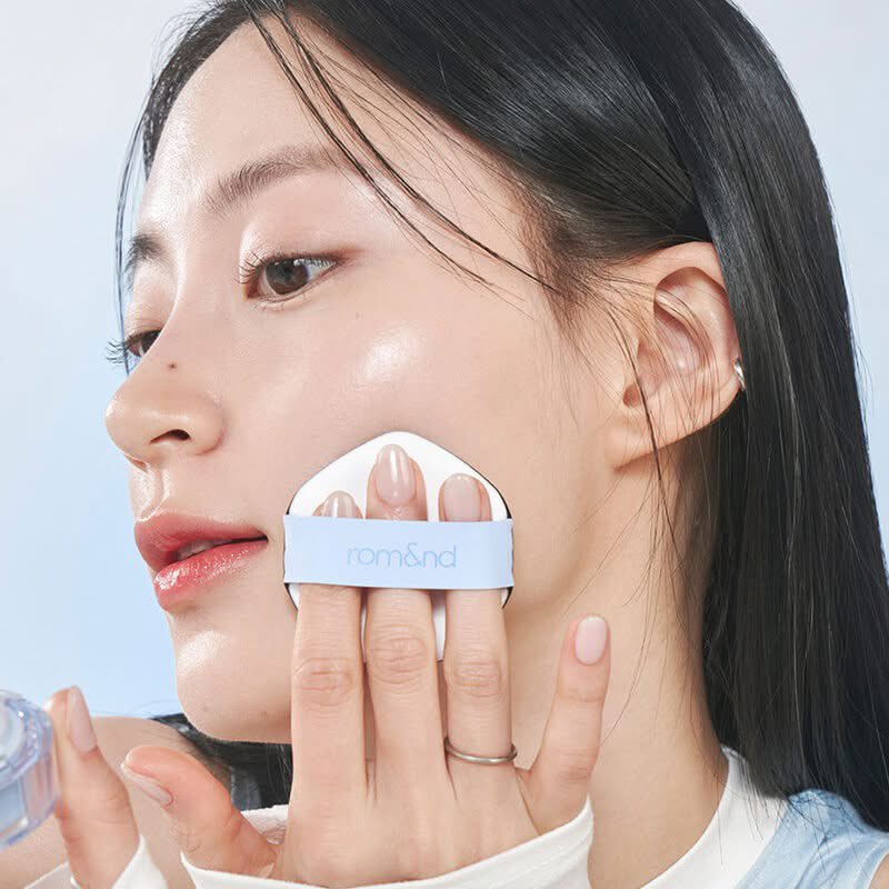 minttt_s's tweet photo. ꕀ .* 🧃⸝⸝⸝ #instockmamint 🛺 ⋆｡
Rom&amp;nd Bare Water Cushion SPF38 PA++++(รีฟิล)

คุชชั่นเนื้อบางเบา งานผิว ผสมเอสเซนส์มอบความชุ่มชื้นให้กับผิว ผิวเรียบเนียบหน้าฉ่ำโกลว์ 

มี 2 สี :
#04 Beige 23
#05 Sand 25

🧺 : 199.- รีทวิต ส่งฟรี ♡
🧸 : พร้อมส่ง

#romand #คสอ #cushion https://t.co/PcseeLXABy