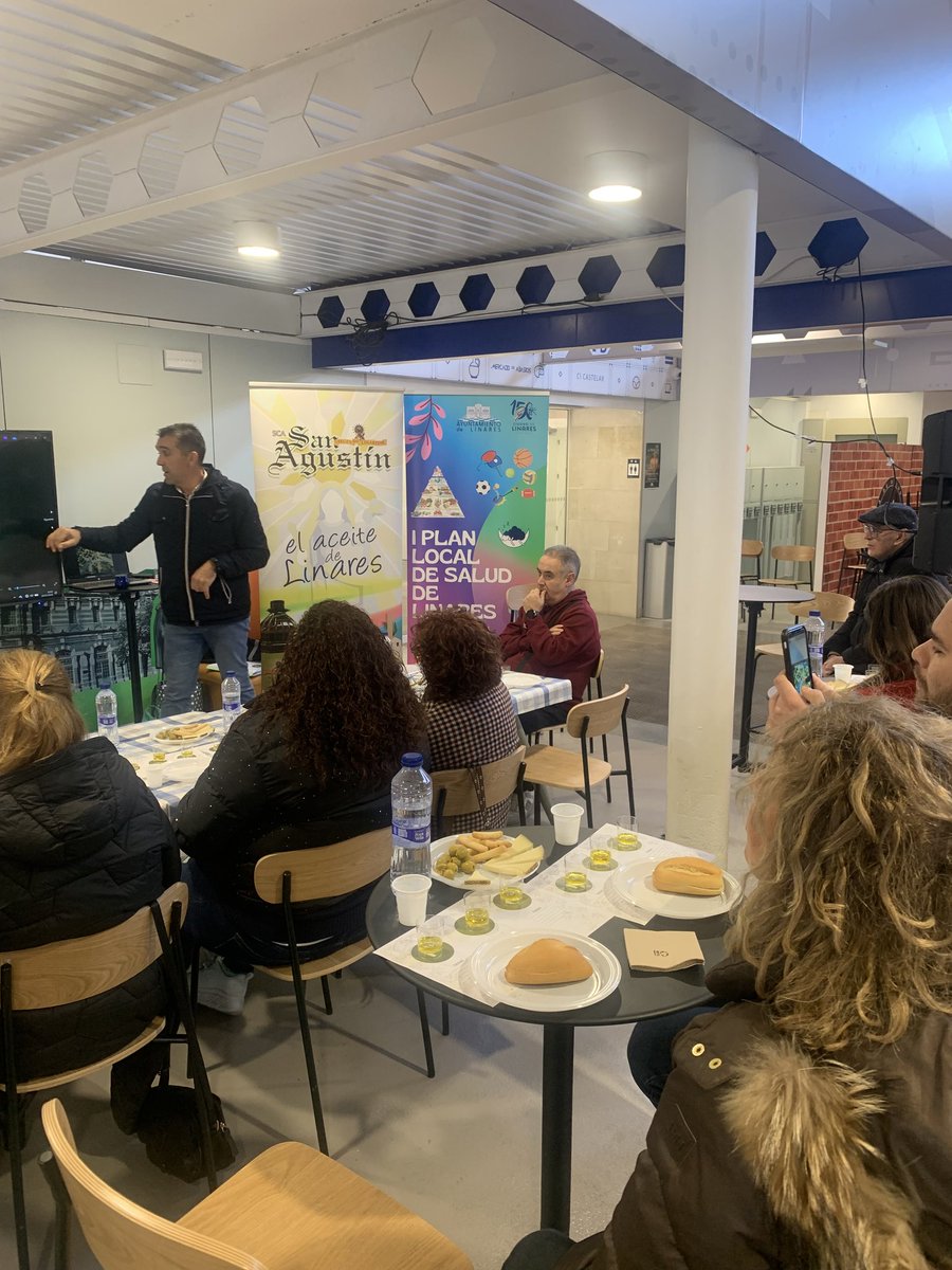 #AgropopularReservaCrísis 
Buenos días desde #Linares.
Vuelta a la normalidad después del temporal.
Podando e hilando ramón en el olivar en seto de variedad #arbosana🫒, tiempo también, para realizar una cata de #AOVE en el Mercado de Abastos de la cuidad.
#Luxemburgo