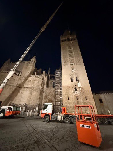 COMIENZA LA RETIRADA DE LAS TRES JARRAS DE AZUCENAS DE LA GIRALDA

Durante la mañana de hoy sábado, se esta procediendo al descenso de los tres grupos escultóricos, azucenas, que coronan el cuerpo de campanas de la Giralda