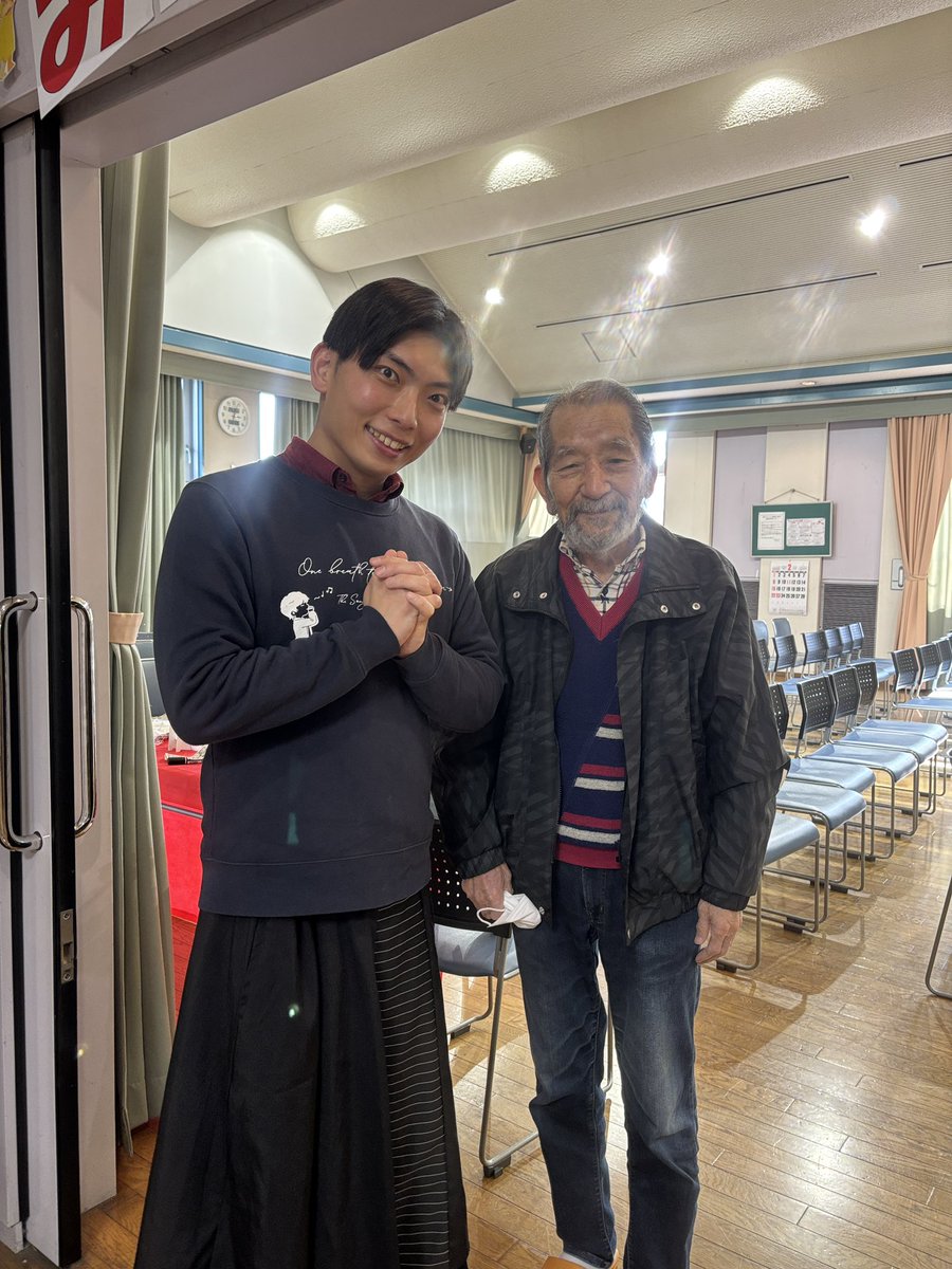 今日開催したコンサートのお客様の中に「酸欠少女さユり」さんのお父様がおられた。
振り絞るように娘さんのことを語ってられた。

今でもスマホの待受はさユりさんの幼少期の写真。

僕含め、沢山の方の心の中で強く生きてますよ、と伝えた。

大好きなんだろうな。

#酸欠少女さユり