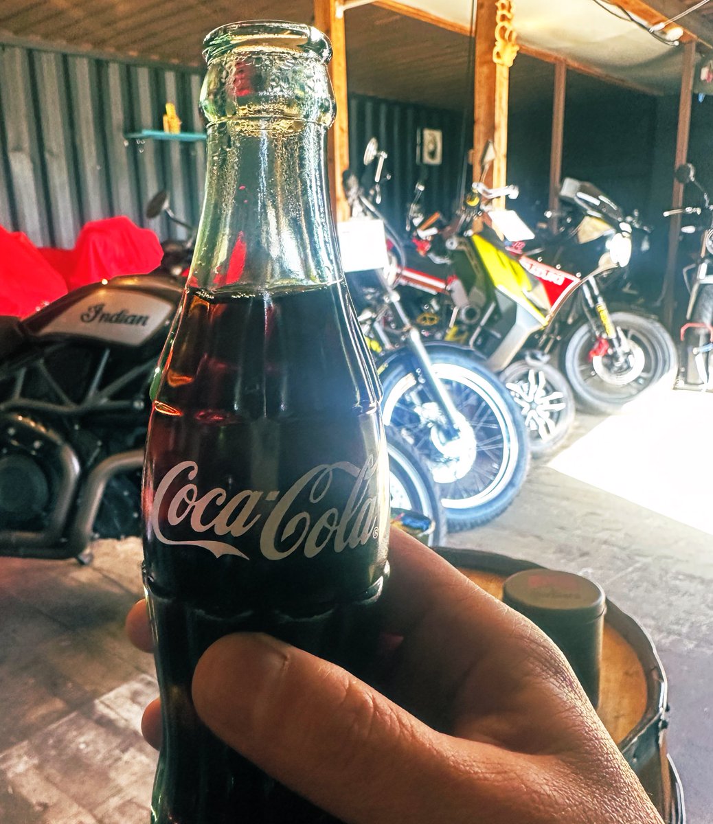 rusia7fd3s's tweet photo. 食事の後は…
素敵なバイク屋で一服(笑)
𝐂𝐨𝐤𝐞 と言ったらやっぱり瓶でしょ
ჱ̒  ｰ̀֊ｰ́ )Yes Coke Yes！
 #COCOBLUE
 #瓶コーラは最高 https://t.co/aCz1AkeDHE