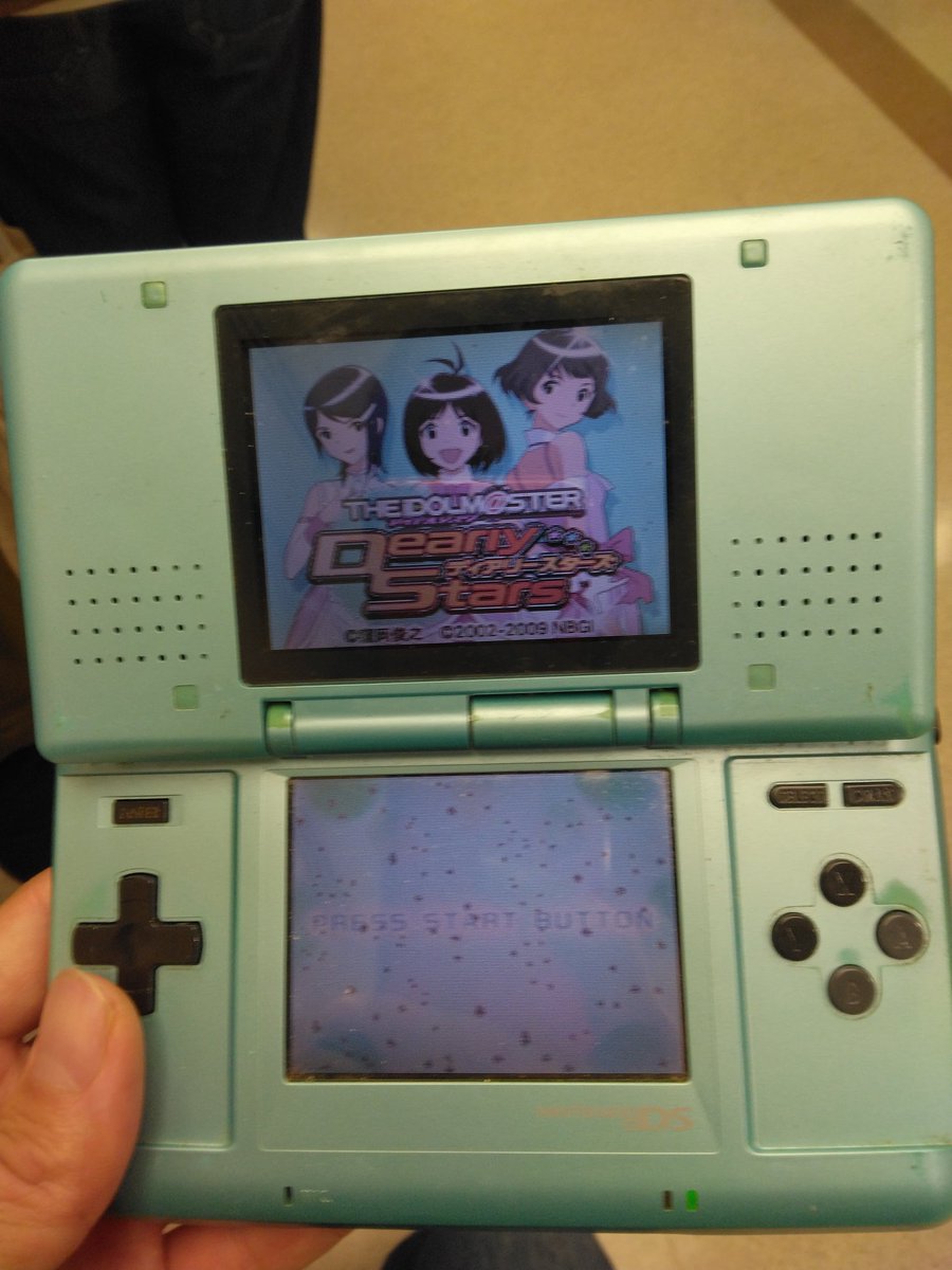 Matsu_P7's tweet photo. 今回の876プロフェス、DearyStarsの通信だから小中学校のとき使ってたNintendoDS持ってきたんだけど、これって3DSでも通信できたのかな…？
#876フェス
#876プロフェス https://t.co/nEl3QTFhFU