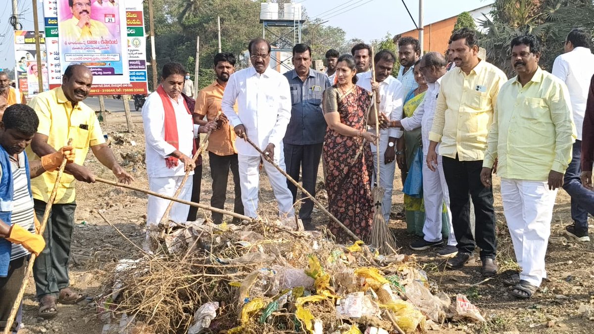 BadetiRadhakri1's tweet photo. కార్యక్రమం కాదు… ఇది నిరంతర ప్రక్రియ. ప్రజల సహకారంతోనే మన ఏలూరును పరిశుభ్రమైన, ఆరోగ్యకరమైన నగరంగా తీర్చిదిద్దగలం.
#BadetiChanti #EluruMLA #SwarnandhraSwachhandhra #SwachhAndhra #CleanAndhra https://t.co/CAZ9O5O96H