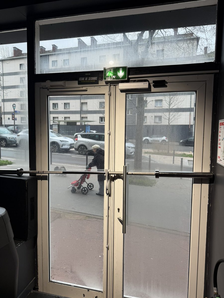 Est ce que vous pensez que cette issue de secours du <a href="/FitnessParkFR/">Fitness Park Officiel</a> est qualifiable de « Crans-Montana » compatible ?