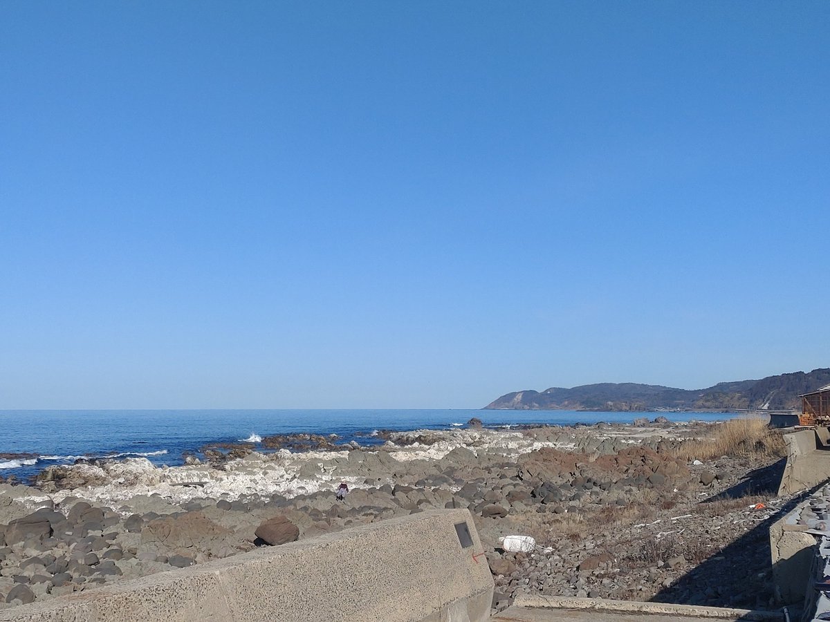 ohtanisalt's tweet photo. 冬季は塩田作業休業中。
春夏に向けて着々と準備しています👍

海と空の青のグラデーション✨
大谷地区も春が近づ��ています😊

#中前製塩
#大谷塩 https://t.co/GBB2ppixOb