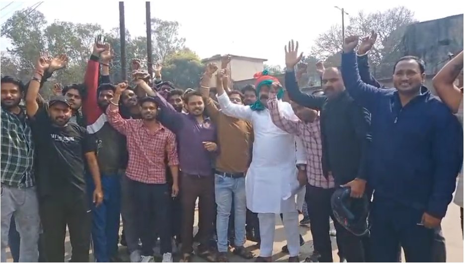 कानपुर : ऑर्डिनेंस फैक्ट्री गेट पर कर्मचारियों का हंगामा

➡सैकड़ों की संख्या में कर्मचारियों का हंगामा
➡सुपरवाइजर सुजीत पर अभद्रता का आरोप
➡मौके पर भारी भीड़ जमा, पुलिस मौके पर 
➡अरमापुर थाना क्षेत्र ऑर्डिनेंस फैक्ट्री का मामला.

#Kanpur