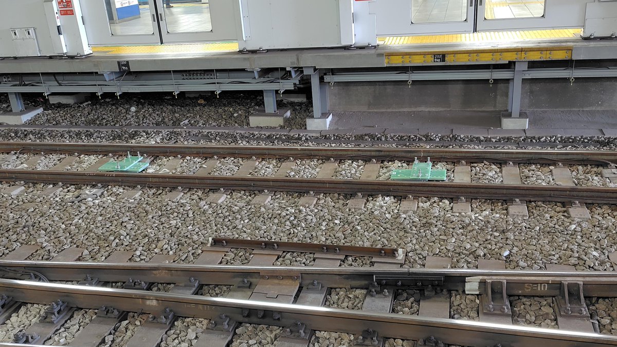 bellpepper0606's tweet photo. 西武新宿線所沢駅の西武新宿寄り先頭車停止位置付近(上下線とも)に地上子の台座と思わしき謎のものがあったのだが、何なのだろうか
(見づらい＋スマホ画質の写真で申し訳ない) https://t.co/Ql1uZ2bhF0