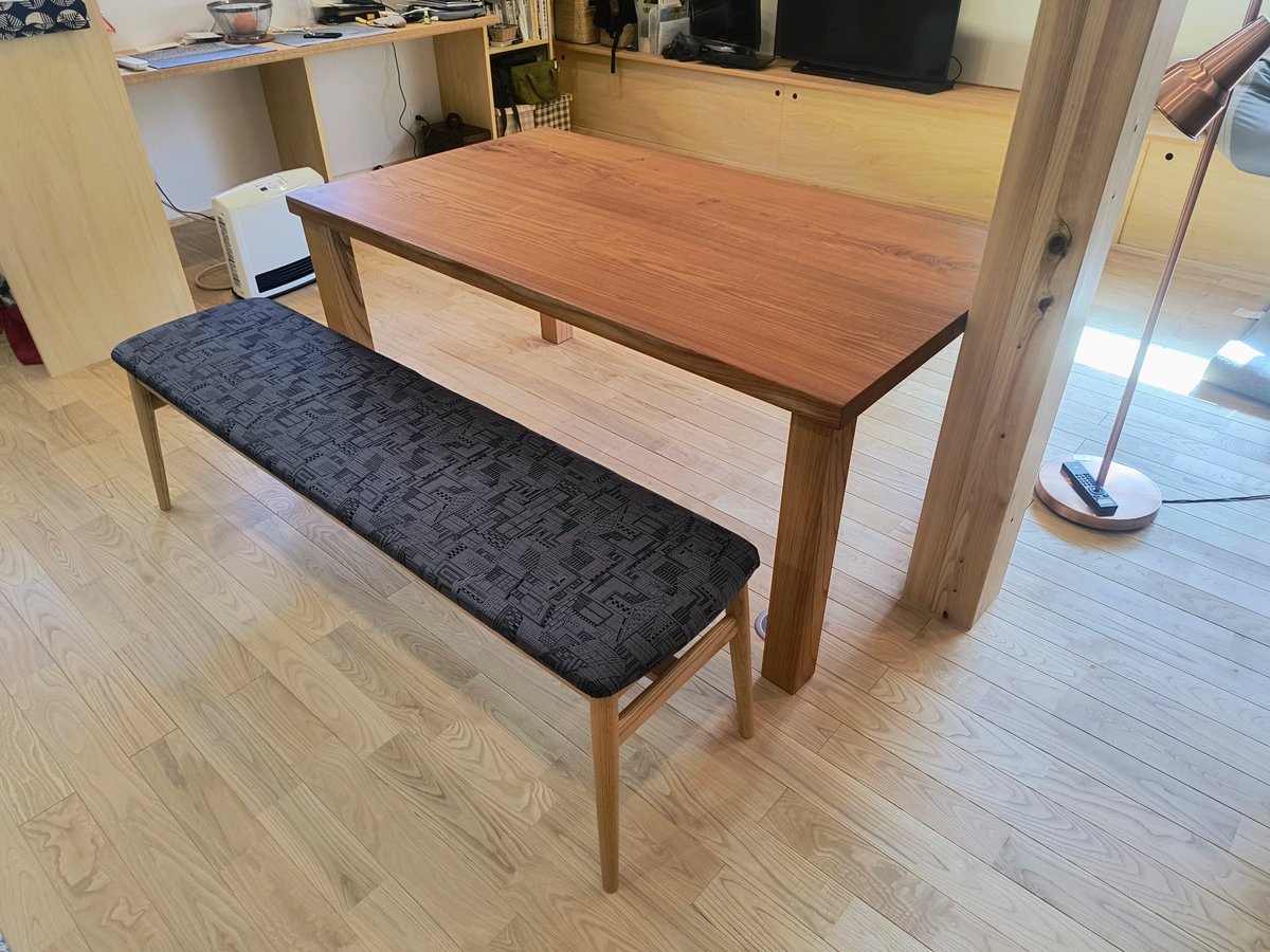 komok2009's tweet photo. 久しぶりに納品させてもろたものを。
ダイニングテーブル
総欅造り　オイル仕上げ
元気にしとります。 https://t.co/2dZisDtRMI