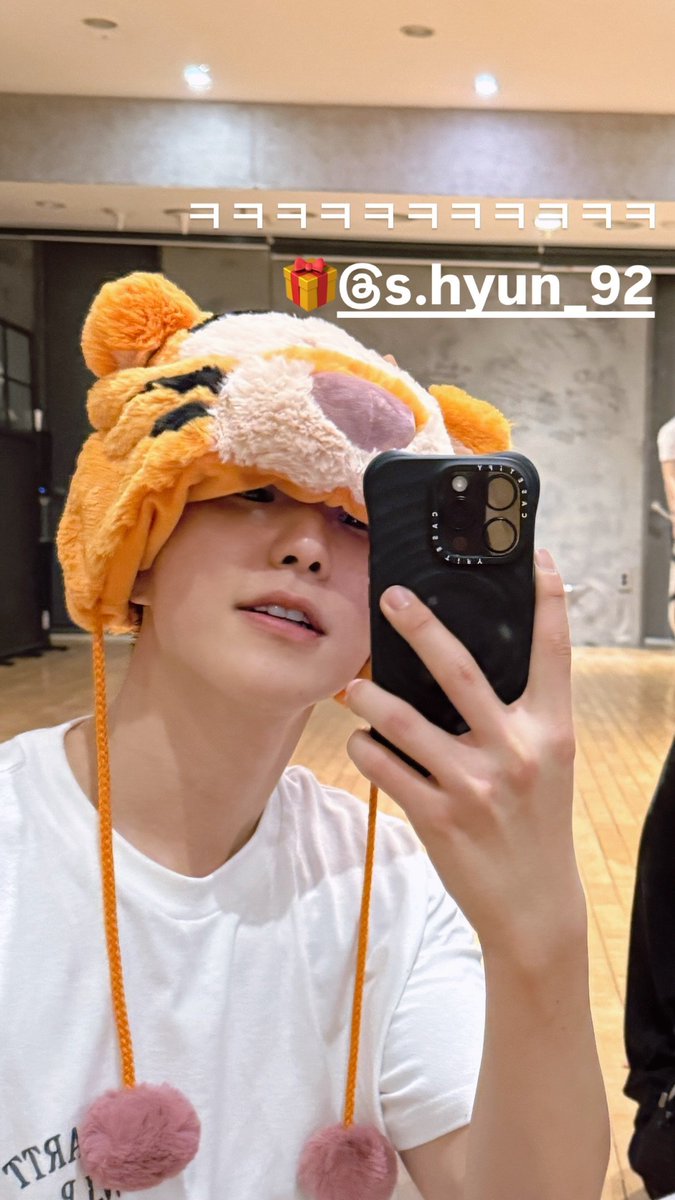 Horanghae_m526's tweet image. RT @moon0com: 댄서 동생들 호랑템보면 호시 생각나서 선물하나보다 귀엽고 따숩🐯🎁