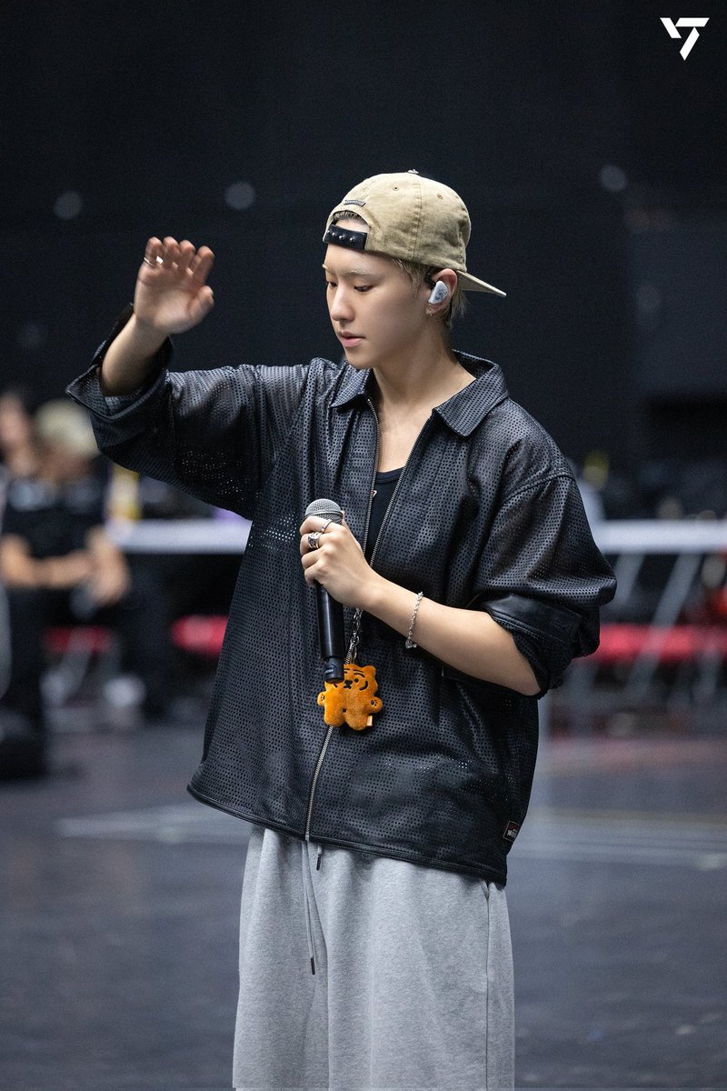 Horanghae_m526's tweet image. RT @moon0com: 댄서 동생들 호랑템보면 호시 생각나서 선물하나보다 귀엽고 따숩🐯🎁