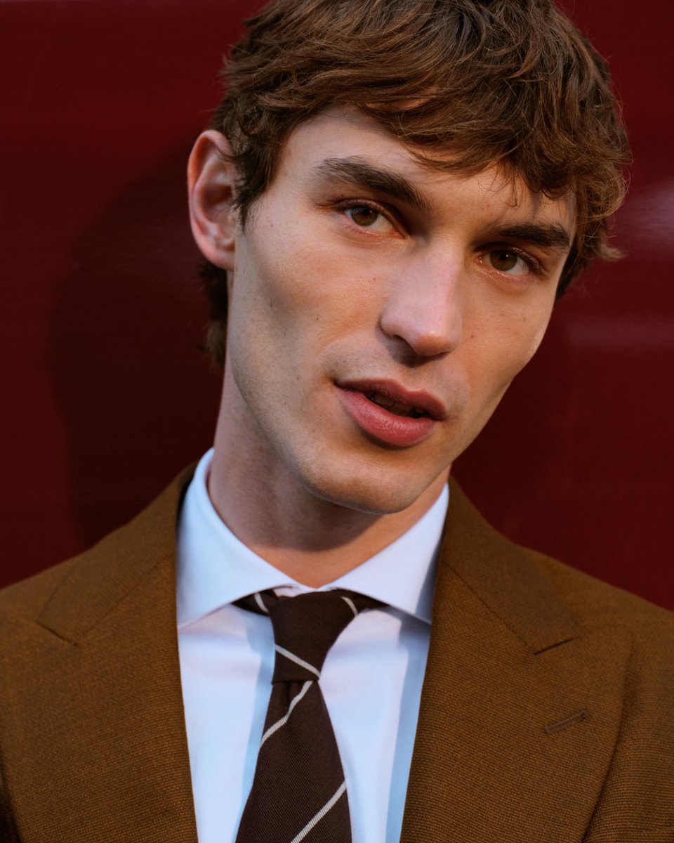 MANGO_Man's tweet image. An impeccable suit worn with ease, movement, and a sense of humour, designed for everyday moments done properly. 

Explore Mango Tailored by Richard James, available in selected stores and at go.mango/richardjames 
#MangoMan