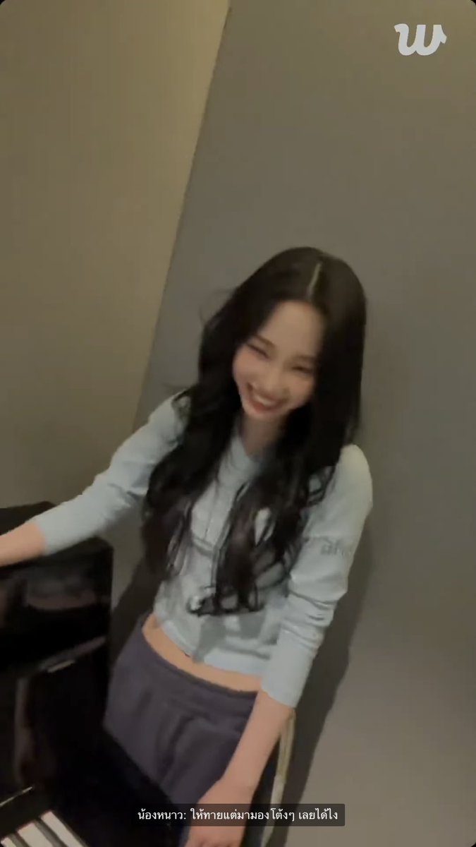 sk8erbluu's tweet image. น้องหนาวจะให้พี่น่าหลับตาเพื่อเล่นทายโน้ตเปียโน แต่บอกเป็นสิบรอบพี่ก็ไม่ยอมหลับตา น้องวีนแล้ววีนอีก ยืนมองแกล้งน้องอยู่นั่น ไม่แปลกใจทำไมโดนทุบบ่อย ๆ อะ 😹