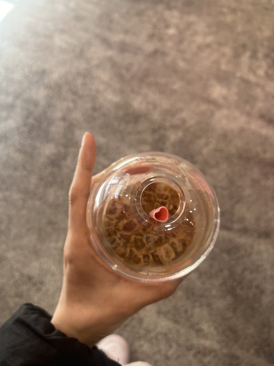 こんにちは〜！おヨネです！😘

先日は関西エリアでの特典会ありがとうございました....！🐙

大阪に滞在していた時に内装がとっても可愛いカフェにお邪魔して、黒糖カフェラテを頂きました☕️
見て欲しいのがストローの穴もハート型になっていること...🫶とってもキュートで素敵なお店でした💓