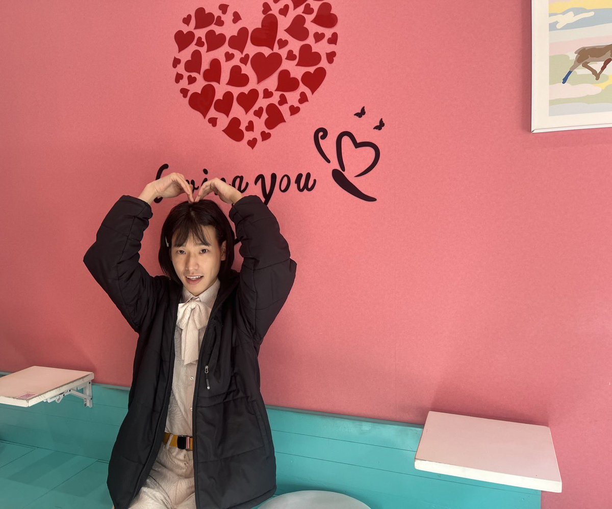 monaki_official's tweet photo. こんにちは〜！おヨネです！😘

先日は関西エリアでの特典会ありがとうございました....！🐙

大阪に滞在していた時に内装がとっても可愛いカフェにお邪魔して、黒糖カフェラテを頂きました☕️
見て欲しいのがストローの穴もハート型になっていること...🫶とってもキュートで素敵なお店でした💓

そして自身初の #モナキコソ写メ に挑戦🤭
発案者のじんくん、こんな感じでやり方あってる？😉

あと、「ほんまやで☆なんでやねん☆しらんけど」のTiktok先行配信がスタートしました💛
ぜひたくさん踊ってください🎶
https://t.co/QPRVsYDfMl

#モナキの日常
#モナキコソ写メ
