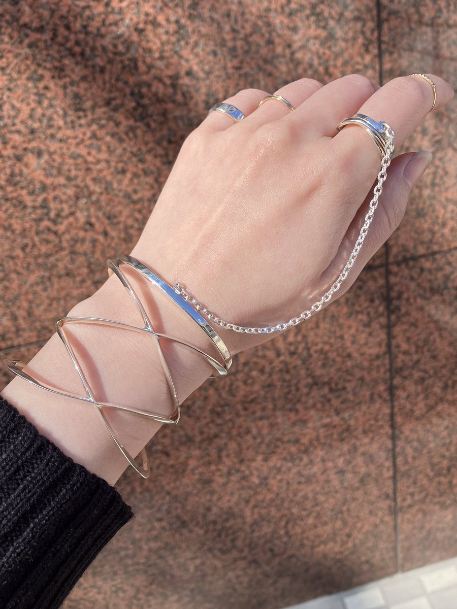 ♢横浜店♢ 個性派バングルを重ねるだけで 雰囲気ある手元を演出