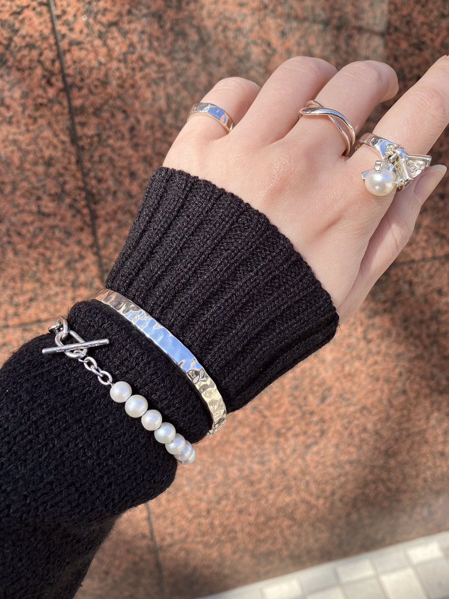 ♢横浜店♢ 個性派バングルを重ねるだけで 雰囲気ある手元を演出