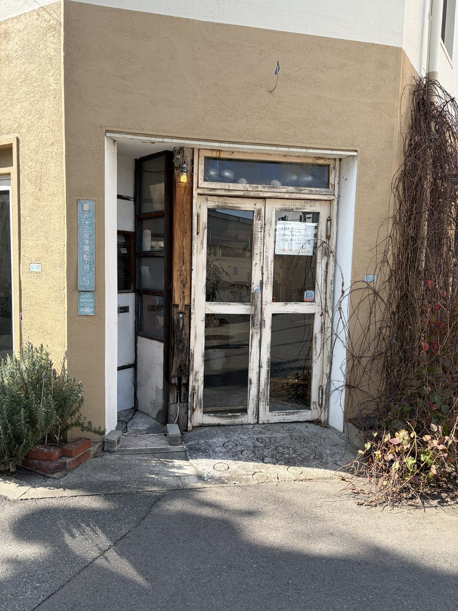 いよいよ明日です。
十三駅から真っ直ぐ歩いたら会場ですが、ちょっと分かりづらいところにあります。
寿司屋で曲がったところです。