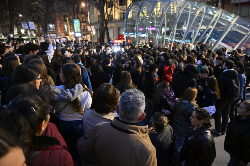 Ayer en Bilbao hubo una quedada Therian. Cientos de personas se agolparon movidas por el pánico moral inflado en RRSS y medios.
Allí no apareció nadie vestido de animal ni andando a cuatro patas.
Está es la definición gráfica de cortina de humo.