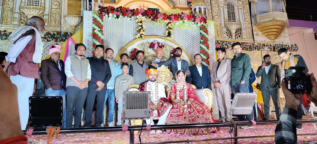 PrinceM46155115's tweet photo. बड़े भैया राजेन्द्र शर्मा जी अस्सिटेंट प्रोफेसर जी को वैवाहिक जीवन में प्रवेश करने पर हार्दिक शुभकामनाएं !! https://t.co/24rGryfK7M