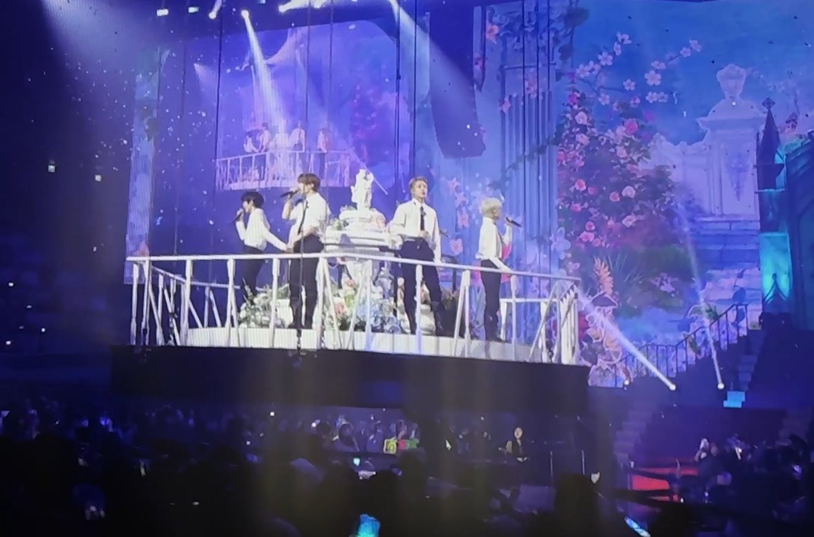 แฟนมีตรอบแรกจบแล้ว
สิ่งที่ขนลุกที่สุดคือซีนเปิดตัว 😭 มันอิมแพคมากกกกกก น้องๆ แนะนำตัวด้วยประโยคที่แฟนๆ ทำ survey ก่อนหน้านี้ + ทรงผม และคอนแทคเลนส์ก็ผ่านการโหวตมาหมดเลย 😂 คือเป็นงานที่มีความต้องการของแฟนคลับประมาณ 50% ได้เลยมั้ง 

เพลงที่เอากลับมาร้องก็คือสเตจที่แฟนๆ ชอบ …