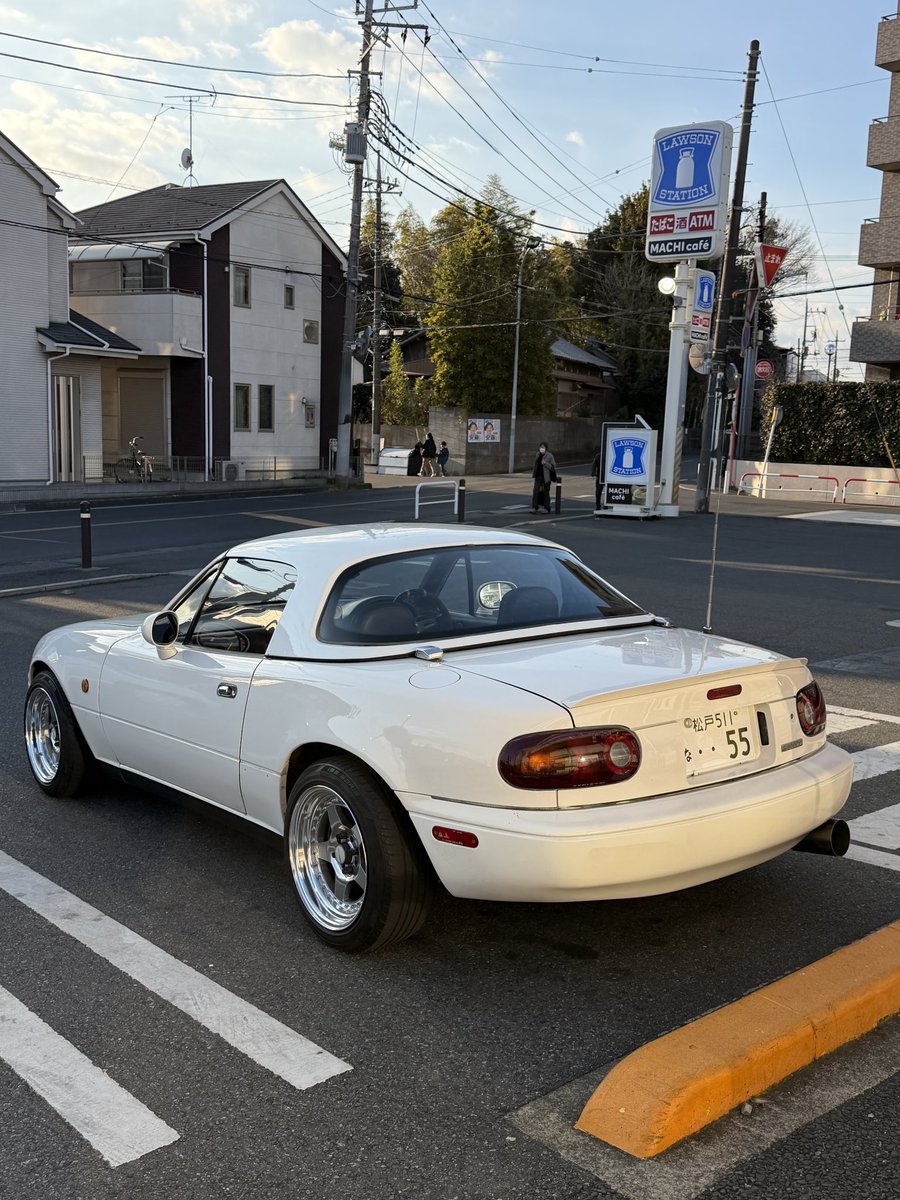 taaaaaaa_car's tweet photo. 一時抹消前の車高上げ作業してもらった
こんな姿の時に限って帰り道たくさんロードスターとすれ違って恥ずかしい🥹
車検のために車高あげてますって前後左右に貼り紙したいぐらい https://t.co/Qz7nVxGFC2