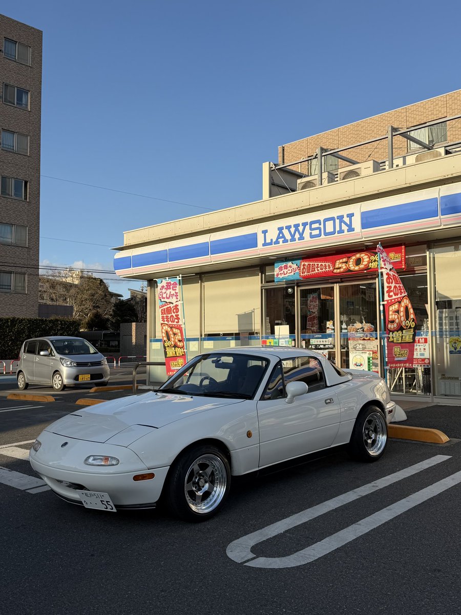 taaaaaaa_car's tweet photo. 一時抹消前の車高上げ作業してもらった
こんな姿の時に限って帰り道たくさんロードスターとすれ違って恥ずかしい🥹
車検のために車高あげてますって前後左右に貼り紙したいぐらい https://t.co/Qz7nVxGFC2