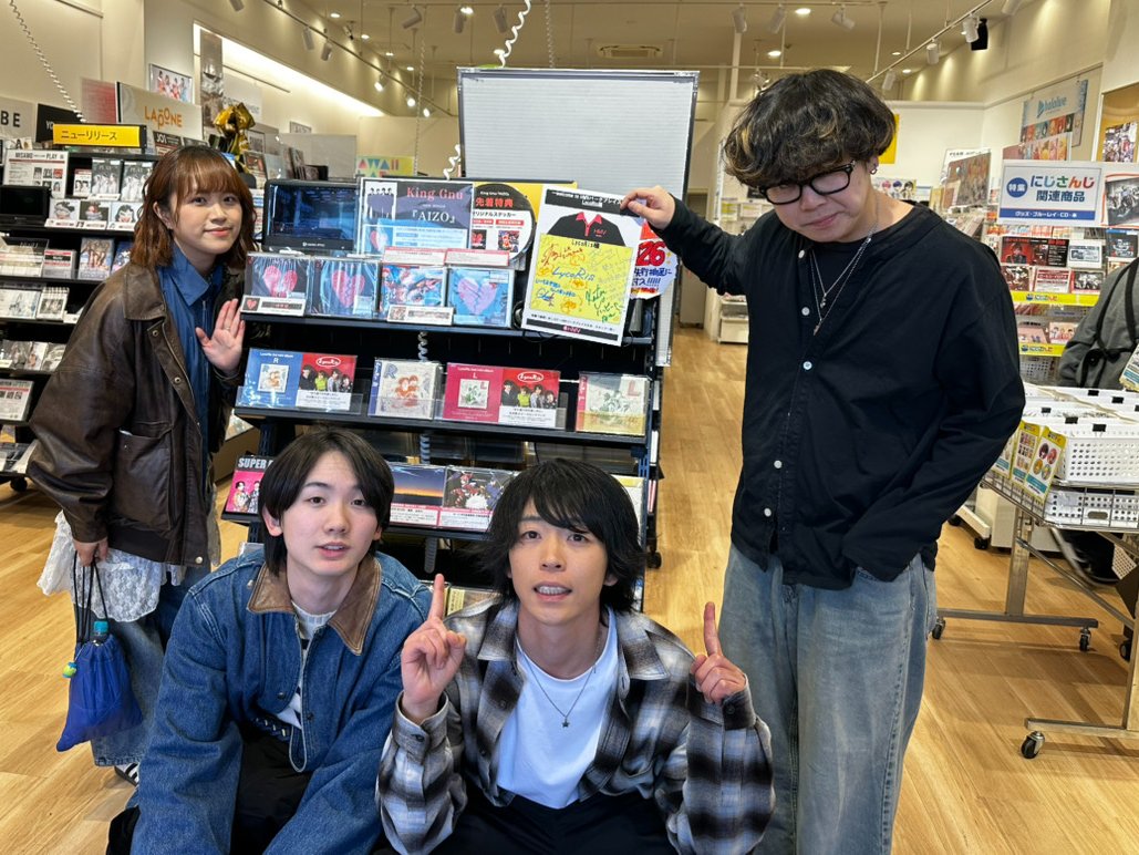 HMV_Oita's tweet photo. 【#LycoRis】

アコースティックライブ、お越しくださった皆様ありがとうございました☺️
パークプレイスに響く歌声、素敵でしたね✨

＼メンバーの皆様ご来店&amp;コメント頂きました／
コメントの中にはラーメンカスタムも🍜笑
NEW ALBUM『L』『R』好評発売中です🎶

@LycoRis__209 https://t.co/DWd1f08XMx