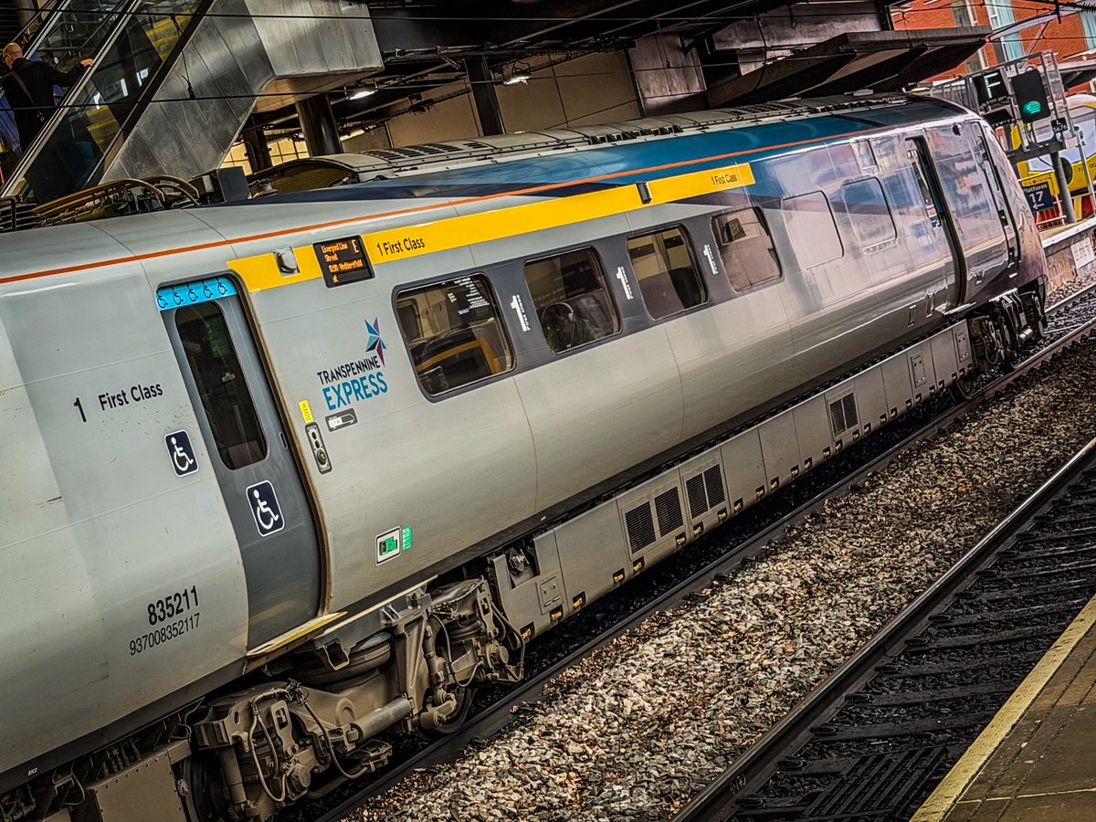 miles_chains's tweet image. I’m sure I’ve seen this idea to indicate first class accommodation somewhere before! 🤔 Funny how things come around again! Shame it doesn’t have a short red bar towards the front too! British Rail making a comeback…
#Class802 #FirstClass #TPE