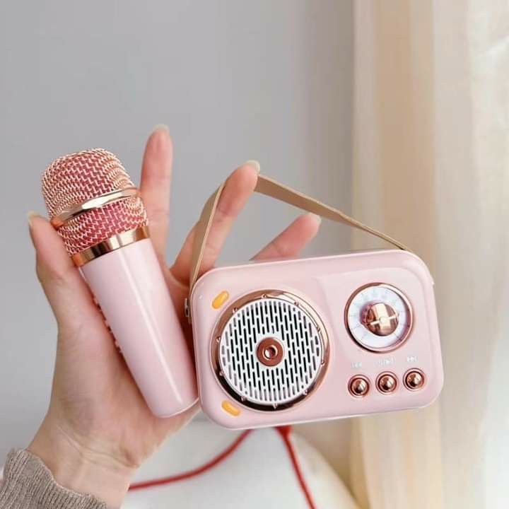 collabALISHA's tweet photo. b. speaker (+ mic)

i looove karaoke, jadi kalo udah ngeliat aku lagi nyanyi pake mini cute speaker ini (meskipun suaranya amburadul) jangan tanya lagi aku intro atau extro yah! https://t.co/72fjblEcDC
