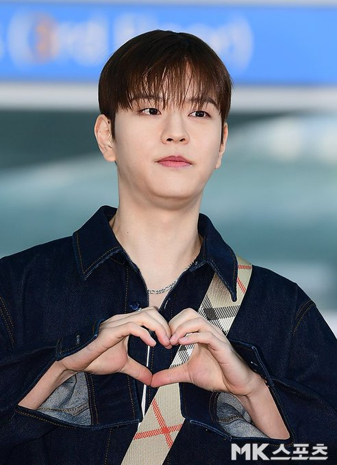 _Kpop_Stats_'s tweet photo. #Seungmin of #StrayKids at Incheon International Airport departing for London to attend the Burberry collection show during London Fashion Week. https://t.co/p3bEiQdcre