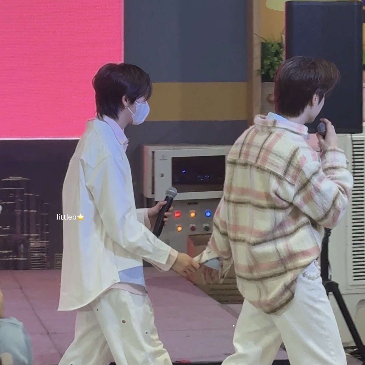 จับแค่นิ้วก้อยกับนิ้วนางพี่เติ้ลด้วยซ้ำ มือน้อยๆของน้อง 🥺

TLEFIRSTONE BENICE BIGC
#BeNicexTleFirstone