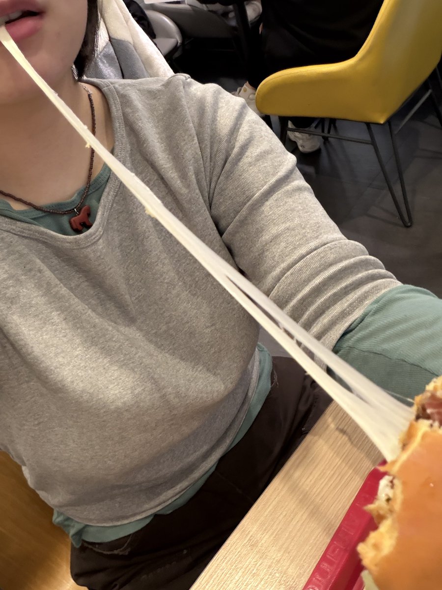 롯데리아 모짜렐라 인 더 버거 먹엇는데 이만큼 늘어낫어요