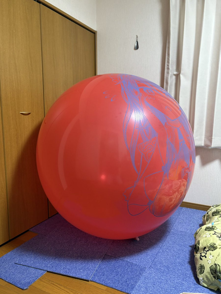 maxkyon3's tweet photo. 眺めてたら魔が刺した。
まだいけると思って膨らましてたら140cmくらいに...

デカさとゴムの匂いにつられて『もう割れそう』と思いながらしばらく抱いてたら...

突然『ボン』と鈍い音で💥
破片からして限界では無さそうで悔しいが自分の手で介錯できたので... https://t.co/BF02BnQq2S