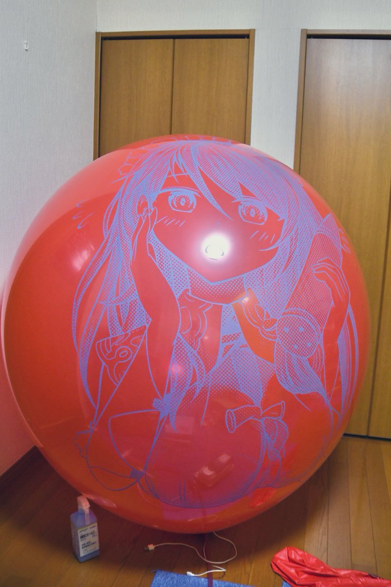 maxkyon3's tweet photo. 眺めてたら魔が刺した。
まだいけると思って膨らましてたら140cmくらいに...

デカさとゴムの匂いにつられて『もう割れそう』と思いながらしばらく抱いてたら...

突然『ボン』と鈍い音で💥
破片からして限界では無さそうで悔しいが自分の手で介錯できたので... https://t.co/BF02BnQq2S