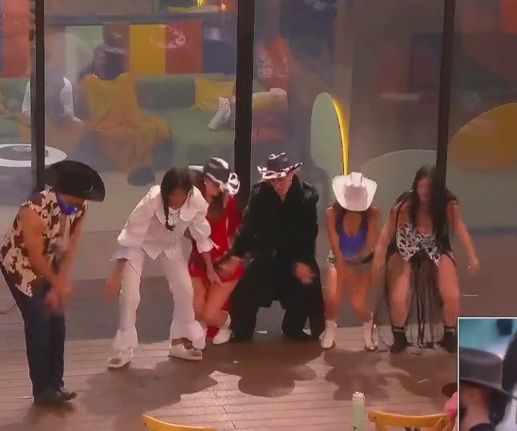 Ella me agarró en serio lo de no te duermas temprano los Viernes , la amo <a href="/LAURAZAPATAM/">Laura Zapata</a> #TeamZapata #LCDLF6