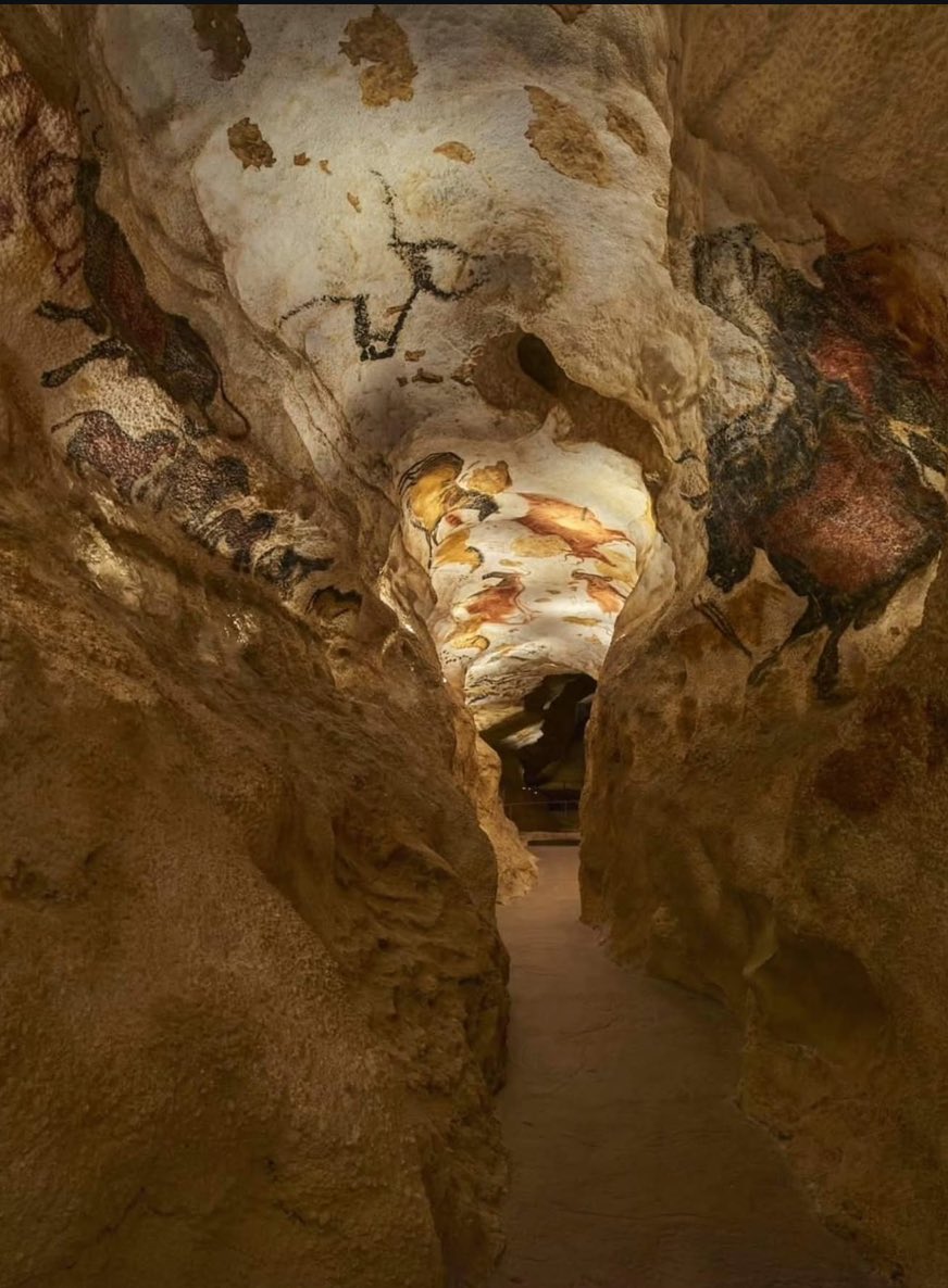 Sanat_Uzun's tweet photo. Lascaux mağarası ve Rukiye Garip tabloları örneğinde gerçekliğin değiştirilmesine tepkilerimiz aynı mı? https://t.co/IXDzOkzdYx
