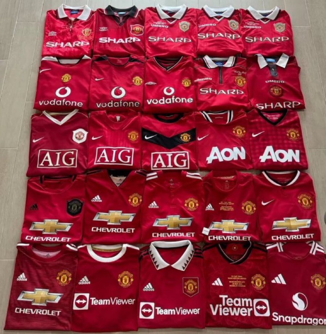 Jersey mana yang paling lo suka?

Gue: jersey taplak meja musim 12/13