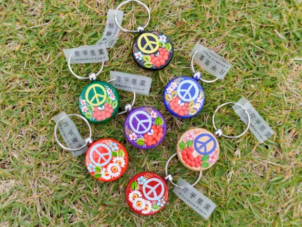 PLAYFORPEACE22's tweet image. 🇺🇦ウクライナ人道支援ライブ🇺🇦
「PLAY FOR PEACE Vol.5」
片平里菜「ペトリキウカ塗りのキーホルダー」会場販売決定🎈
ーーーーーーーーーーーーーー
サイズ：高さ40mm×幅40mm
素材：木製
1個2,500円
ーーーーーーーーーーーーーー