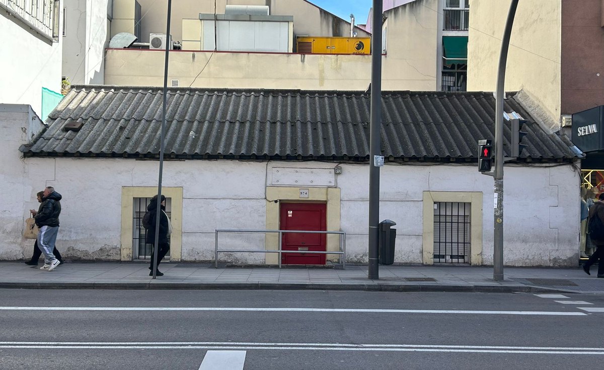 En la C/ de Alcalá, 374, a la altura de Pueblo Nuevo nos encontramos una antigua casilla de peones camineros de 1940. Ellos eran los encargados de cuidar a pie el estado del camino que les correspondería. En este caso, un tramo en la carretera N-II Madrid a Francia por Barcelona.