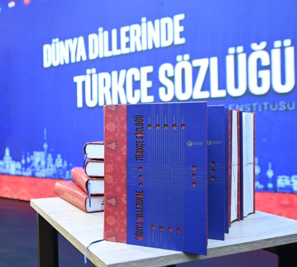 MehmetNuriErsoy's tweet photo. 21 Şubat Uluslararası Ana Dil Günü kutlu olsun!

Bu anlamlı günde, @yeeorgtr'de Türk diline emek veren kıymetli hocalarımızla bir araya gelerek Dünya Dillerinde Türkçe Projemizin tanıtımını gerçekleştirdik.

Türkçemiz günümüzde ilim meclislerinden çarşılara, Balkanlar’dan Orta Avrupa’ya uzanan geniş bir hafızayı taşımaya devam etmektedir. 

Bazı dillerde 2 bini aşan Türkçe kökenli kelimenin hâlen yaşamaya devam etmesi, ortak kültürel mirasımızın en güçlü göstergelerindendir.

Türkçemizin tarih boyunca farklı coğrafyalarda bıraktığı izleri bilimsel verilerle ortaya koyan ve kültürel diplomasi vizyonumuzun önemli bir adımı olan "Dünya Dillerinde Türkçe Sözlüğü"nün hazırlanmasında emeği geçen tüm akademisyenlere ve kurumlarımıza teşekkür ediyorum.

Özverili ve titiz çalışmalarla Türkçenin dünya dilleriyle kurduğu köprüyü daha da güçlendireceğiz.